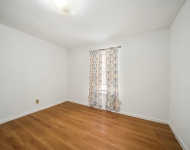 6201 Ranchester Drive - Photo Thumbnail 16