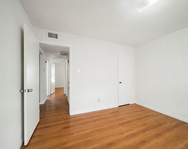 6201 Ranchester Drive - Photo Thumbnail 14