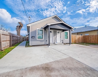 6725 Avenue K - Photo Thumbnail 2