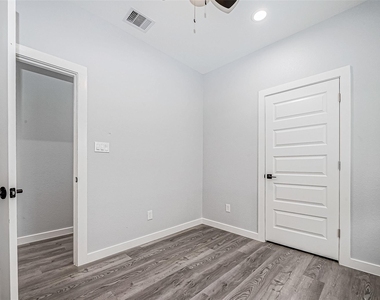 6725 Avenue K - Photo Thumbnail 20