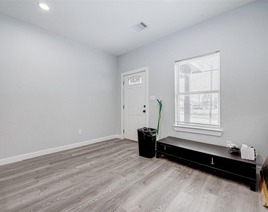 6725 Avenue K - Photo Thumbnail 4