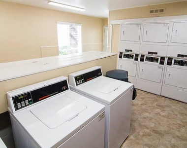 424 S Bender Avenue - Photo Thumbnail 9