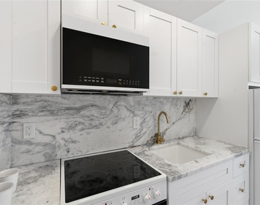 326 6th Avenue N - Photo Thumbnail 3