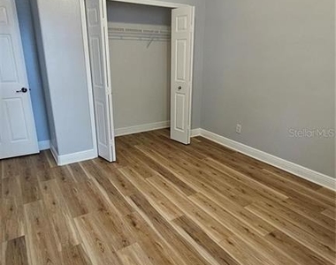 317 E Blue Water Edge Drive - Photo Thumbnail 12
