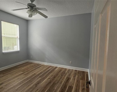 317 E Blue Water Edge Drive - Photo Thumbnail 19