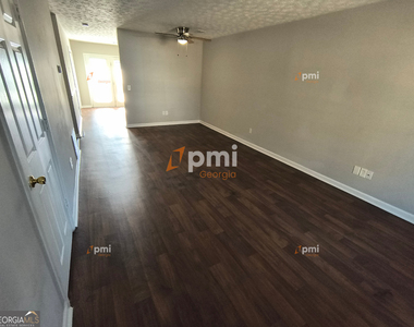 102 Peachtree Court - Photo Thumbnail 2