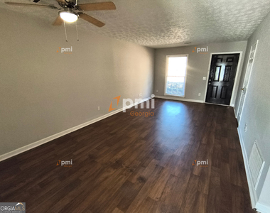 102 Peachtree Court - Photo Thumbnail 3