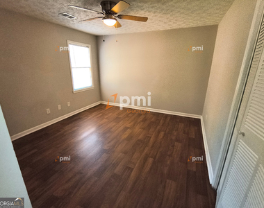 102 Peachtree Court - Photo Thumbnail 4