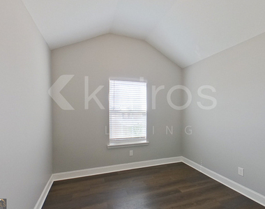 110 Western Red Cedar Drive - Photo Thumbnail 9