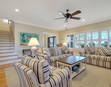 330 Villa Park Way - Photo Thumbnail 9