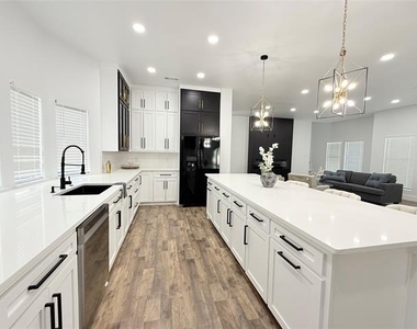4602 Sycamore Street - Photo Thumbnail 6
