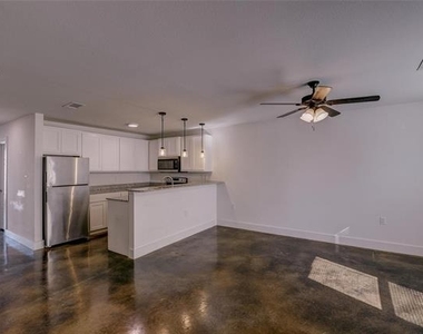 402 Garrett Court - Photo Thumbnail 6