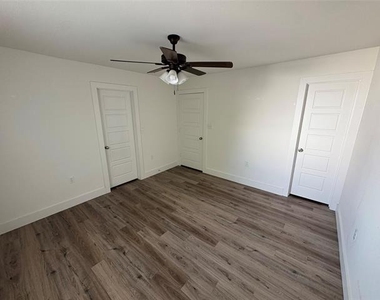 402 Garrett Court - Photo Thumbnail 12