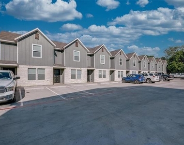 402 Garrett Court - Photo Thumbnail 3