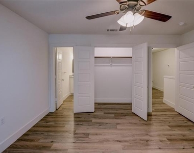 402 Garrett Court - Photo Thumbnail 18