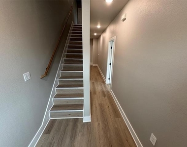 422 S Lillian Street S - Photo Thumbnail 19