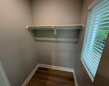 422 S Lillian Street S - Photo Thumbnail 14