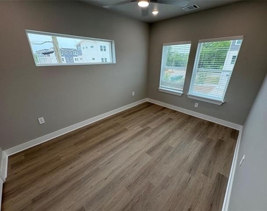 422 S Lillian Street S - Photo Thumbnail 16