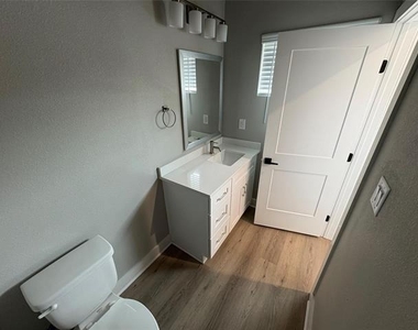 422 S Lillian Street S - Photo Thumbnail 5