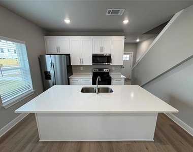 422 S Lillian Street S - Photo Thumbnail 7
