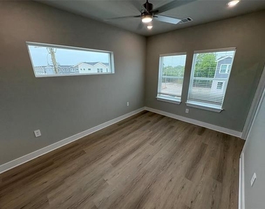 422 S Lillian Street S - Photo Thumbnail 23
