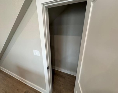 422 S Lillian Street S - Photo Thumbnail 11