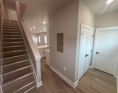 422 S Lillian Street S - Photo Thumbnail 4