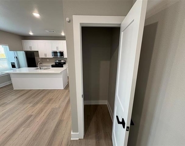 422 S Lillian Street S - Photo Thumbnail 10
