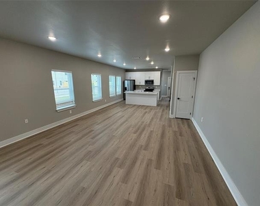 422 S Lillian Street S - Photo Thumbnail 9