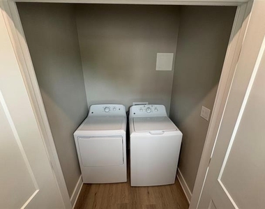 422 S Lillian Street S - Photo Thumbnail 8