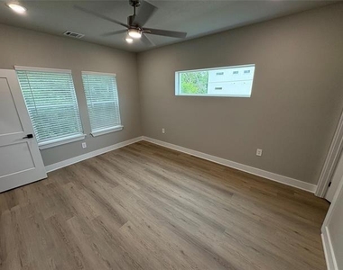 422 S Lillian Street S - Photo Thumbnail 13