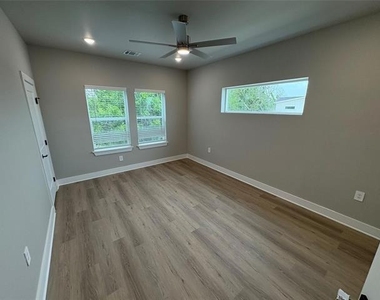 422 S Lillian Street S - Photo Thumbnail 20