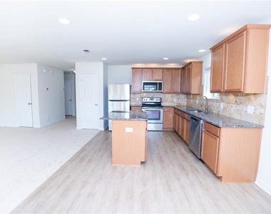 3116 Montserrat Creek Drive - Photo Thumbnail 4