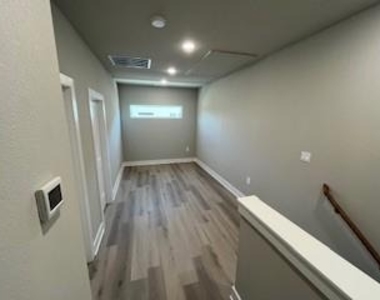 525 W Collins Street - Photo Thumbnail 21