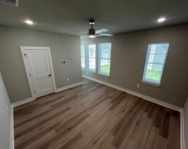 525 W Collins Street - Photo Thumbnail 18