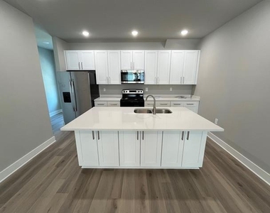 525 W Collins Street - Photo Thumbnail 5
