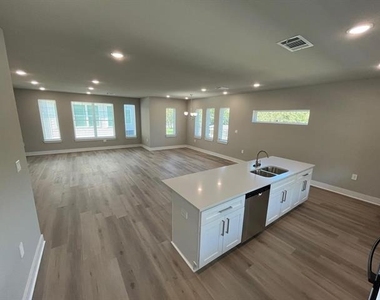 525 W Collins Street - Photo Thumbnail 2