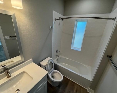525 W Collins Street - Photo Thumbnail 16
