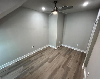 525 W Collins Street - Photo Thumbnail 9