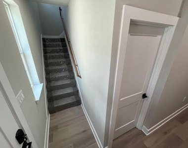 525 W Collins Street - Photo Thumbnail 29