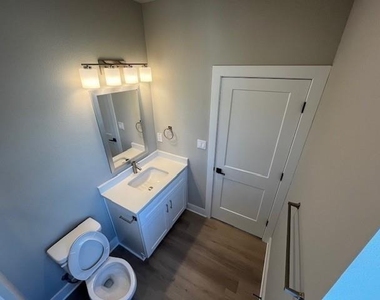 525 W Collins Street - Photo Thumbnail 17