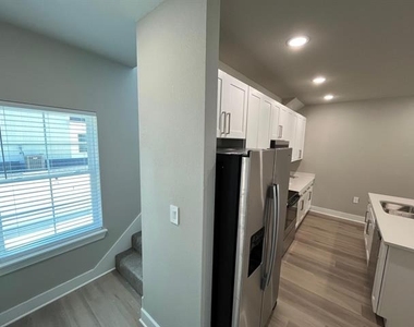 525 W Collins Street - Photo Thumbnail 7