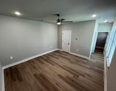 525 W Collins Street - Photo Thumbnail 19