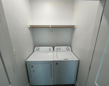 525 W Collins Street - Photo Thumbnail 12