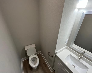 525 W Collins Street - Photo Thumbnail 20