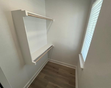 525 W Collins Street - Photo Thumbnail 31
