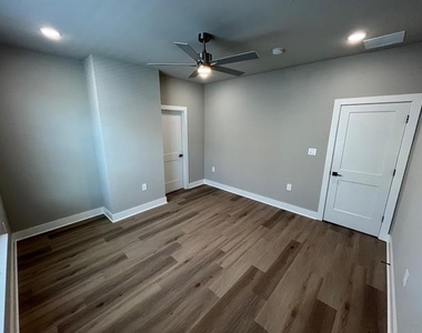 525 W Collins Street - Photo Thumbnail 15