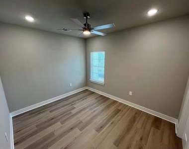 525 W Collins Street - Photo Thumbnail 13