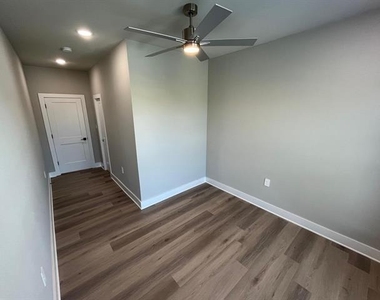 525 W Collins Street - Photo Thumbnail 25