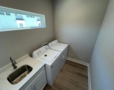 525 W Collins Street - Photo Thumbnail 8